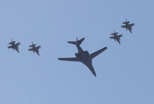 북한의 5차 핵실험에 대응해 출동한 미국의 장거리 전략폭격기 B-1B '랜서'가 13일 오전 경기도 평택시 주한미군 오산공군기지 상공을 비행하고 있다./연합뉴스