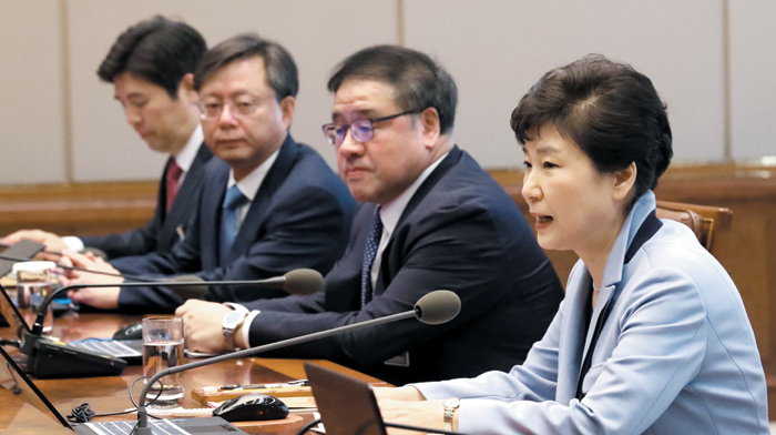 논란 중심 안종범·우병우 수석과 함께 - 박근혜(오른쪽) 대통령이 20일 청와대에서 열린 수석비서관회의에서 발언하고 있다. 박 대통령 옆으로 안종범 정책조정수석과 우병우 민정수석이 앉아 있다. 박 대통령은 최근 논란이 되고 있는 미르·K스포츠 재단 문제와 관련해 “만약 어느 누구라도 불법 행위를 저질렀다면 엄정히 처벌받을 것”이라고 했다.