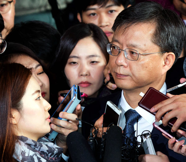 우병우 전 청와대 민정수석이 6일 오전 서울 서초동 서울중앙지검에 출석해 취재진 질문을 듣고 있다. /뉴시스