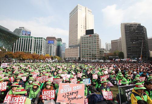 12일 오후 서울광장에서 열린 공공운수노조 사전집회에서 참석자들이 대통령 퇴진 촉구 구호를 외치고 있다./연합뉴스