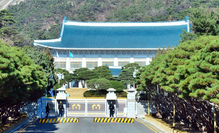 24일 오전 청와대 정문앞에서 경찰 경비대가 경비를 서고 있다. /뉴시스