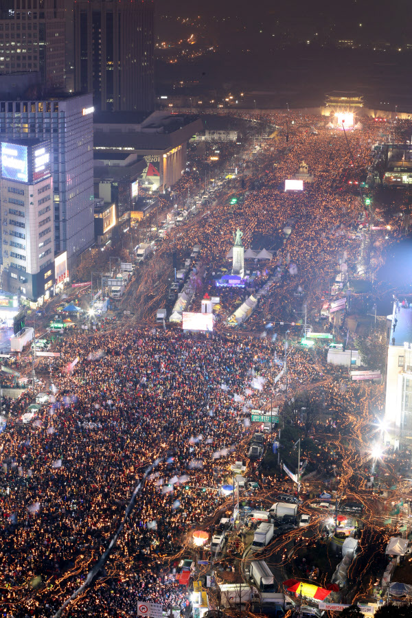 26일 서울 광화문 광장에서 열린 5차 촛불집회에 참여한 시민들./뉴시스
