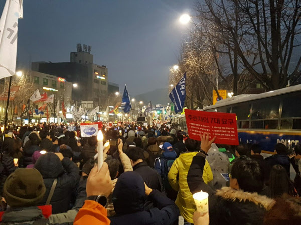 제5차 촛불집회에 참석한 시민들이 촛불을 밝히고 박근혜 대통령의 퇴진을 촉구하고 있다./주형식 기자