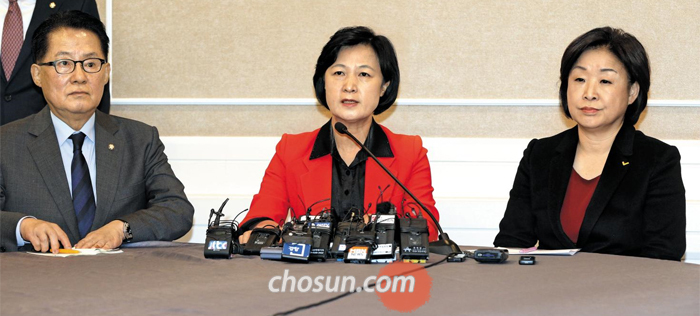 3野는 탄핵 한목소리 - 더불어민주당 추미애(가운데), 국민의당 박지원(왼쪽), 정의당 심상정 대표가 30일 오전 서울 여의도 국회에서 야 3당 대표 회동을 갖고 박근혜 대통령에 대한 탄핵 절차 등에 대해 논의하고 있다.