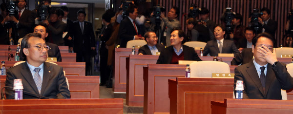 새누리당 이정현 대표(왼쪽)와 정진석 원내대표가 6일 오후 국회에서 열린 의원총회에서 심각한 표정을 짓고 있다. 이 대표와 정 원내대표는 의원총회 직전 청와대에서 박근혜 대통령과 면담을 하고 왔다./연합뉴스