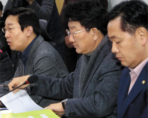 국회 탄핵소추委 첫 회의 국회 탄핵소추위원단 첫 회의가 18일 열렸다. 왼쪽부터 더불어민주당 박범계, 새누리당 권성동, 국민의당 김관영 위원.