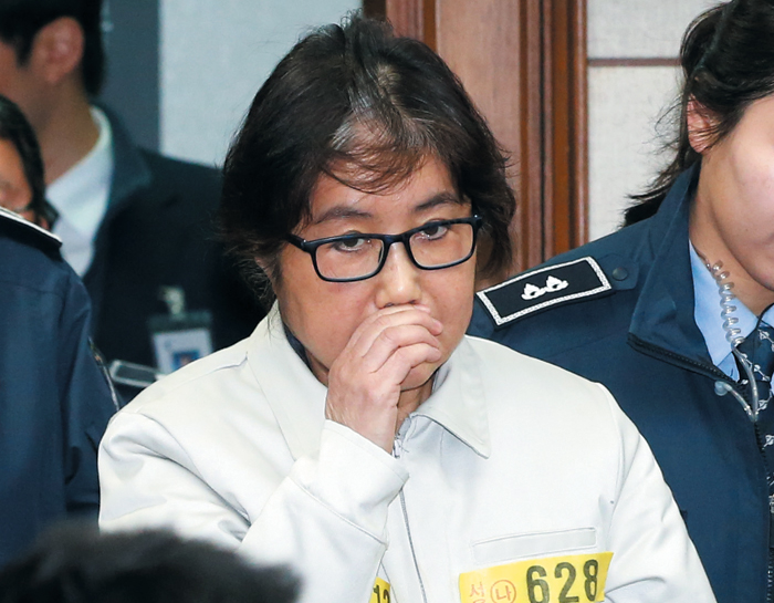'국정 농단' 사건의 장본인 최순실씨가 19일 오후 서울중앙지법 대법정에 수의(囚衣) 차림으로 들어서고 있다.