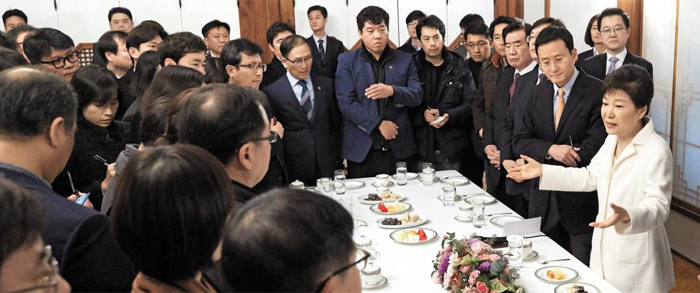 대통령 취임 후 첫 신년간담회 - 박근혜 대통령이 1일 오후 청와대 상춘재에서 출입기자단과 신년인사회를 겸한 간담회를 하면서 기자들의 질문에 답하고 있다. 박 대통령은 40여분간 질문에 답하면서 탄핵소추 사유와 관련된 각종 의혹을 반박했다.