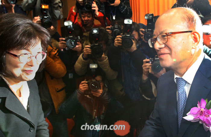 헌재 권한대행 맡는 이정미 재판관과 인사 나눠 - 박한철 헌법재판소장이 31일 서울 종로구 헌법재판소에서 열린 퇴임식에 참석해 이정미 재판관과 인사를 나누고 있다. 이 재판관은 남은 8명의 재판관 중 임명 시기가 가장 빨라 소장 권한대행을 맡게 된다. 이 재판관도 3월 13일이면 6년 임기를 마치고 퇴임한다.