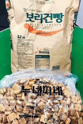 주머니가 얇은 취업 준비생들에게 인기 있는 3.2㎏들이 대용량 건빵(7500원)과 2.5㎏들이 과자 누네띠네.