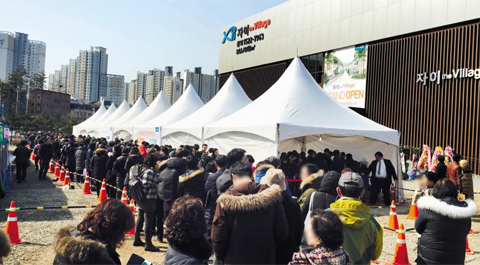 지난 28일 경기 김포 한강신도시에 들어선 ‘자이더빌리지’ 모델하우스. 내방객들이 입장을 기다리며 길게 줄을 서 있다. 