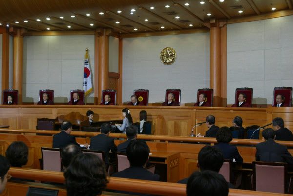 2004년 5월 14일 오전 헌법재판소 대심판정에서 윤영철(가운데) 소장 등 재판관 9명이 노무현 대통령 탄핵안에 대한 기각 선고를 내리고 있다./조선일보DB