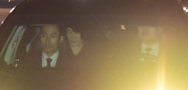 박근혜 전 대통령이 12일 오후 차량에 탑승해 청와대를 떠나고 있다. /연합뉴스