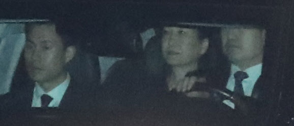 박근혜 전 대통령이 12일 오후 차량에 탑승해 청와대를 떠나고 있다. /연합뉴스