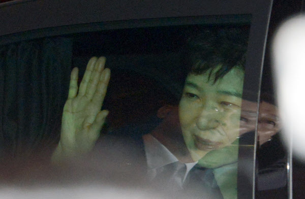 박근혜 전 대통령이 12일 오후 차량에 탑승한 채 사저 앞 지지자들에게 손을 흔들어 인사하고 있다. /뉴시스