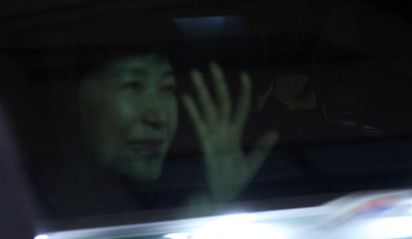 박근혜 전 대통령이 12일 오후 차량에 탑승한 채 사저 앞 지지자들에게 손을 흔들어 인사하고 있다. /연합뉴스