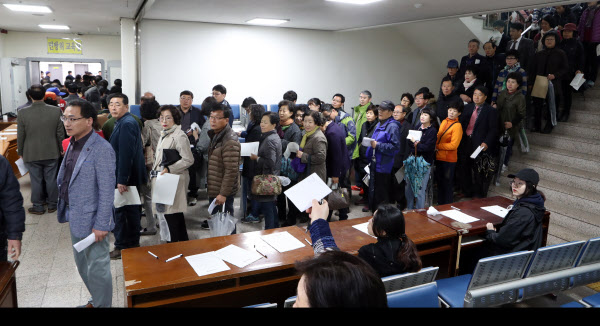 /연합뉴스
국민의당 대선후보 선출을 위한 전국 순회경선이 시작된 25일 광주 동구청 지하에 마련된 현장투표소 모습.