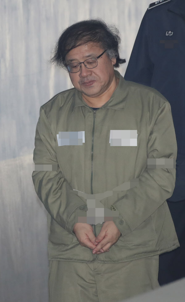 = 안종범 전 청와대 정책조정수석이 10일 오전 서초구 서울중앙지법에서 열리는 공판에 출석하기 위해 호송차에 내려 법정으로 향하고 있다. /연합뉴스