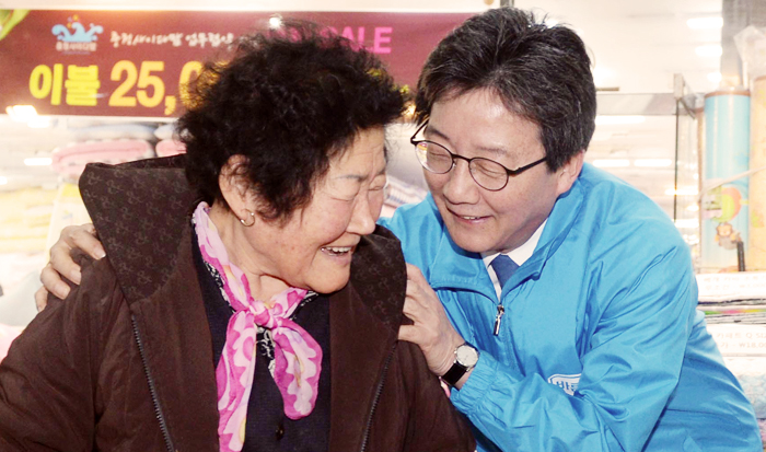 바른정당 유승민 후보가 10일 충북 청주 상당구 육거리시장을 찾아 여성 상인의 어깨를 감싸 안으며 인사하고 있다.