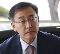 김수남 검찰총장이 17일 오전 서울 서초구 대검찰청으로 출근하고 있다. 검찰은 이날 박근혜 전 대통령을 뇌물수수 등 혐의로 기소했다.