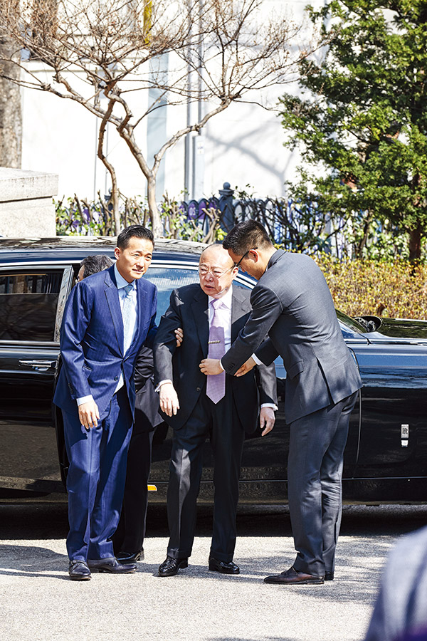 조카의 결혼을 축하해주러 온 한화 김승연 회장(가운데)과 그의 장남 김동관 한화큐셀 전무(오른쪽), 삼남 김동선 씨(왼쪽). /여성조선
