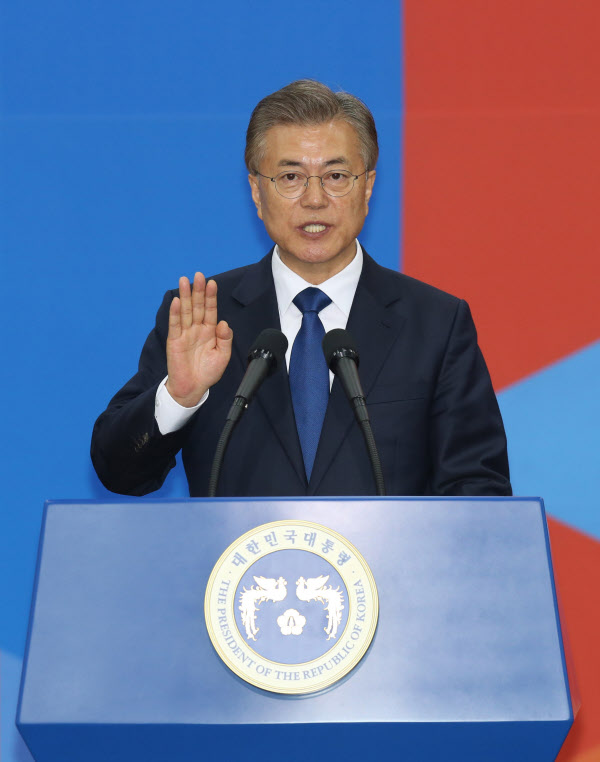 문재인 대통령이 10일 낮 국회 본청 로텐더홀에서 열린 취임선서 행사에서 제19대 대통령 취임 선서를 하고 있다./연합뉴스