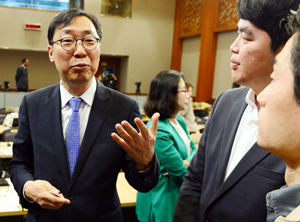 11일 청와대에서 기자들 질문에 답하고 있는 윤영찬 신임 청와대 국민소통수석.