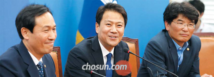 임종석(가운데) 청와대 비서실장이 11일 서울 여의도 국회의사당 더불어민주당 원내대표실에서 우상호(왼쪽) 민주당 원내대표와 만나 이야기를 나누고 있다. 오른쪽은 박완주 민주당 원내수석부대표.