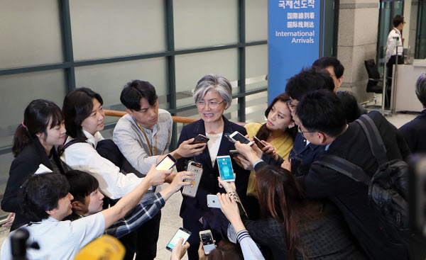 강경화 외교부장관 후보자가 25일 오전 인천국제공항에 도착했다. /연합뉴스