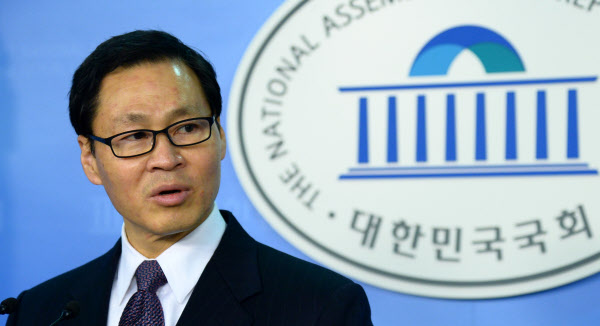 김종훈 미래창조과학부 장관 후보자가 2013년 3월 서울 여의도 국회 정론관에서 '이제 조국을 위해 헌신하려 했던 마음을 접으려 한다'며 내정자직 사퇴 기자회견을 하고 있다. /뉴시스