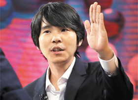 알파고 열풍에 대해 설명하고 있는 이세돌 9단. 25일 TV조선서 중계한 제2국 해설자로 나왔다.