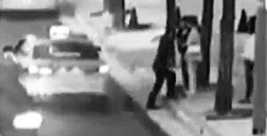 여비서 성추행 혐의를 받는 ‘호식이 두마리치킨’ 최호식(63) 회장이 지난 3일 서울 강남의 한 호텔 앞에서 여비서에게 도움을 준 여성들과 실랑이를 벌이는 모습.