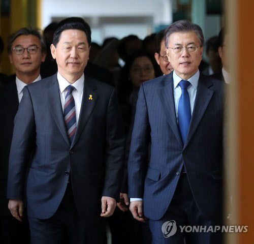 문재인 대통령이 대선 캠페인을 하던 지난 3월 김상곤 당시 공동선대위원장이 함께 교육현장을 방문하던 모습. /연합뉴스