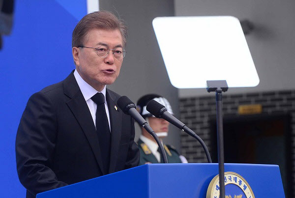문재인 대통령이 6일 서울 동작구 국립서울현충원에서 거행된 제62회 현충일 추념식에서 추념사를 하고 있다/뉴시스