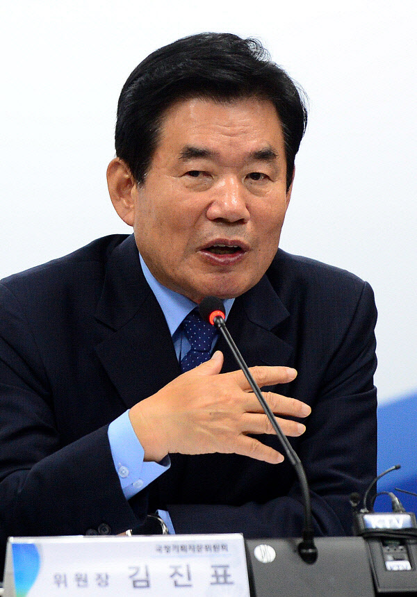 김진표 국정기획자문위원회 위원장이 지난 12일 오전 서울 통의동 국정기획자문위에서 열린 전체회의에서 모두발언을 하고 있다. /연합뉴스