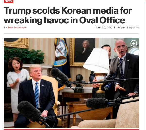 트럼프 대통령은 집무실 테이블 위에 있는 램프가 흔들리자 기자들쪽을 바라보고 있다./뉴욕포스트 화면 캡쳐.