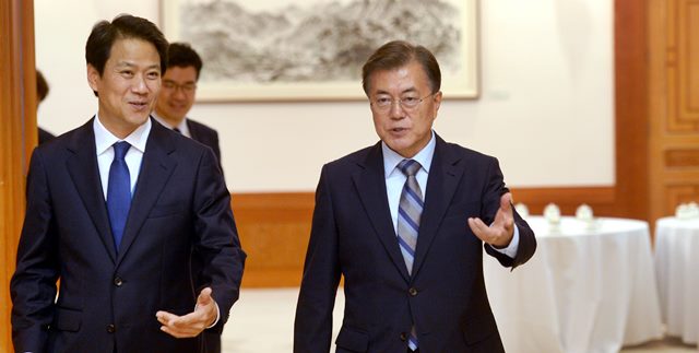 문재인 대통령이 3일 오후 신임 장·차관 임명장 수여식이 열린 청와대 충무실에 임종석 대통령비서실장과 함께 입장하고 있다. /뉴시스
