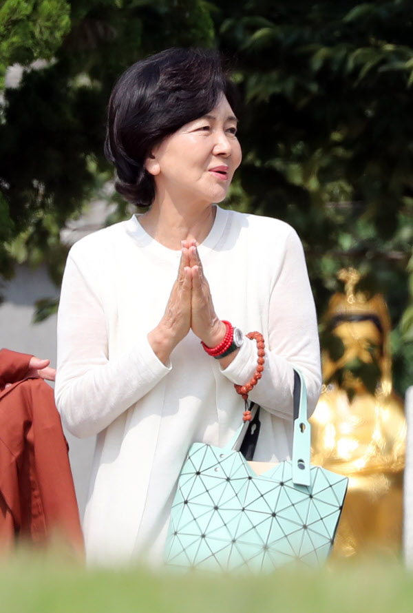 홍라희 전 리움미술관 관장이 20일 오전 부산 해운대구에 있는 해운정사를 찾아 합장하고 있다./연합뉴스