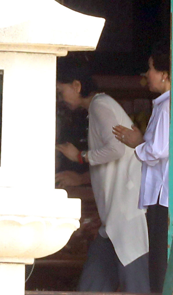 홍라희 전 리움미술관장이 20일 오전 부산 해운대구에 있는 해운정사에서 남편 이건희 삼성전자 회장과 아들 이재용 부회장을 위한 수륙재를 지내고 있다./연합뉴스
