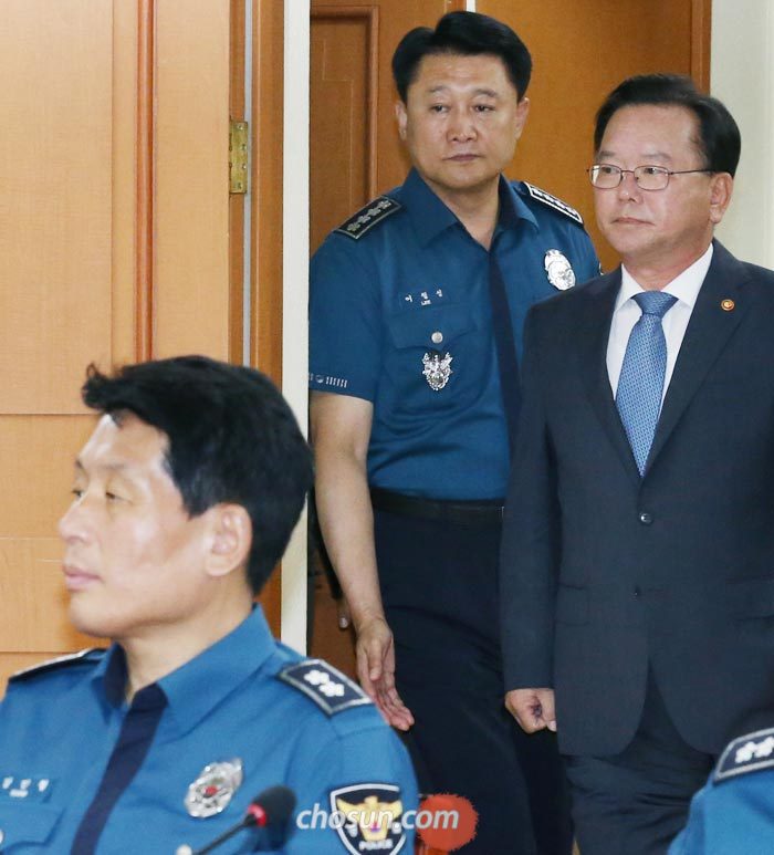 13일 오후 서울 서대문구 경찰청에서 열린 경찰 지휘부 회의에 참석하기 위해 김부겸(오른쪽) 행정안전부 장관과 이철성(가운데) 경찰청장이 회의장으로 들어서고 있다.