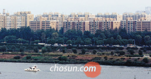 서울 재건축·재개발 아파트와 다주택자를 집중 겨냥한 8·2 부동산 대책의 여파로 시장이 급랭하고 있다. 사진은 서울 강남의 대표적 재건축 단지인 압구정동 현대아파트 전경.