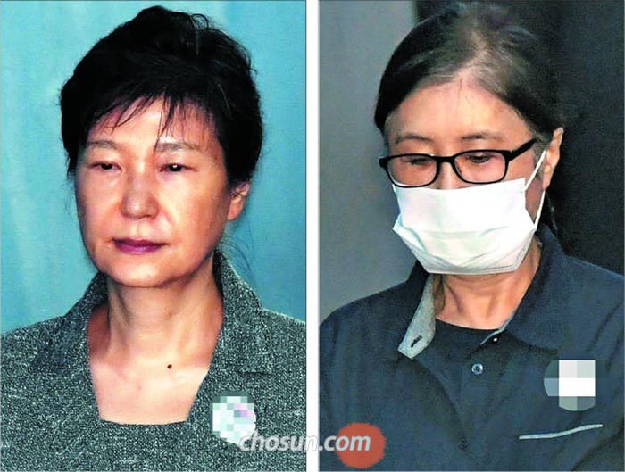 박근혜(왼쪽) 전 대통령과 최순실(오른쪽)씨가 25일 오후 서울 서초구 서울중앙지법에서 열린 국정농단 사건 공판에 참석하기 위해 법정으로 향하고 있다.
