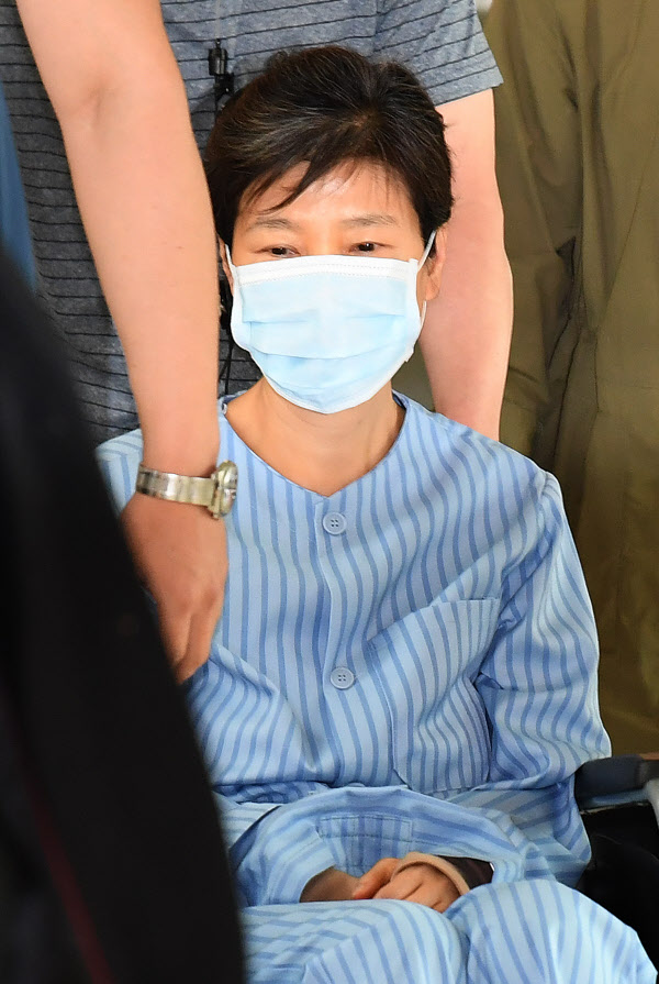 구속수감중인 박근혜 전 대통령이 허리 질환 치료차 30일 오전 서울 서초동 서울성모병원에서 진료를 받은 뒤 환자복을 입고 휠체어를 탄 채 병원을 빠져 나가고 있다. /연합뉴스