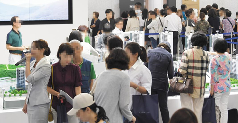 8일 서울 송파구 문정동 래미안갤러리에 마련된 ‘래미안 강남포레스트’ 모델하우스에서 관람객이 모형을 살펴보고 있다. 이 단지도 3.3㎡당 평균 분양가가 주변 시세보다 싸 ‘로또 아파트’로 불리고 있다.