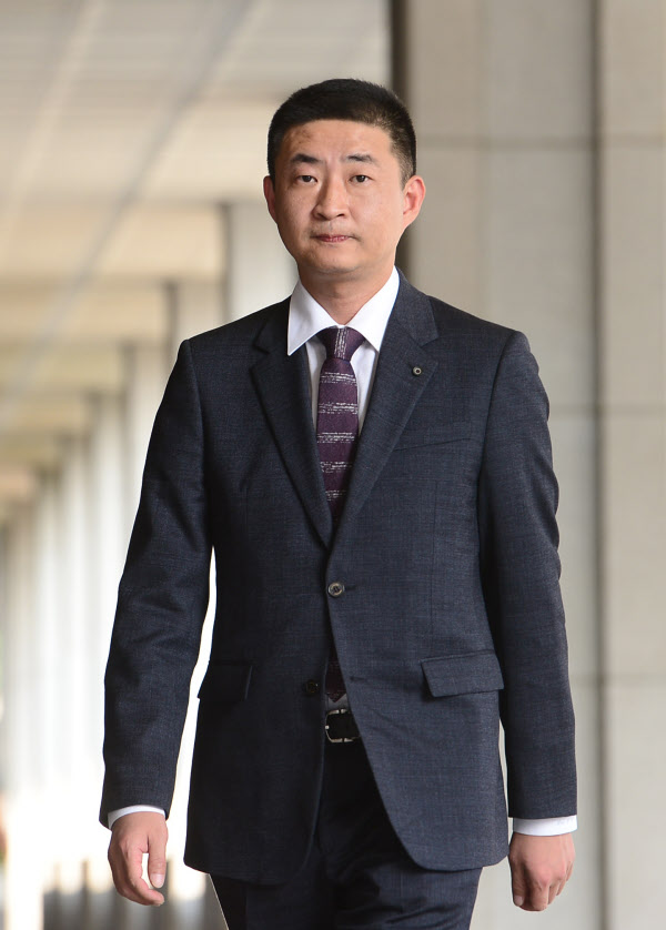 노무현 전 대통령의 아들 노건호 씨가 정진석 자유한국당 의원을 '사자 명예회손' 혐의로 고소하기 위해 25일 오후 서울 서초구 서울중앙지방검찰청에 들어서고 있다./뉴시스