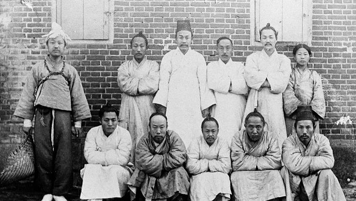 한성감옥에 투옥됐을 당시의 이승만(왼쪽 끝). 앞줄 오른쪽에서 둘째가 같은 시기 한성감옥에 구금됐던 이상재이다.