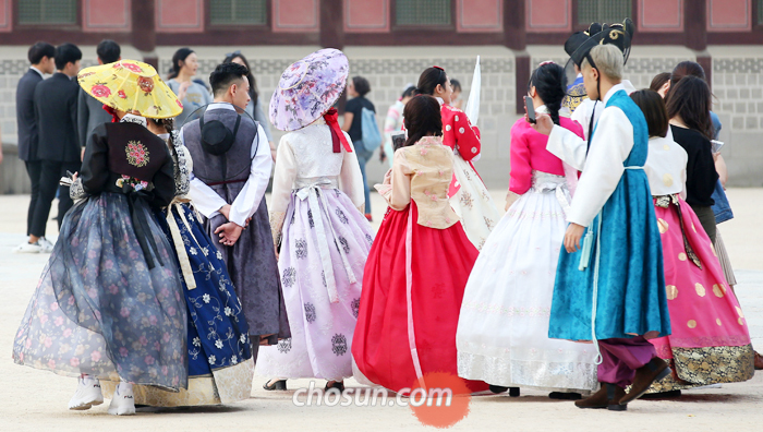 조선 시대 여성들이 외출할 때 쓰던 전모(氈帽), 화려한 색상의 한복 차림을 한 시민·관광객들이 지난 24일 서울 종로구 경복궁 안을 거닐고 있다.