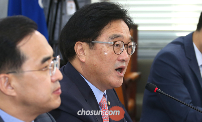 더불어민주당 우원식(왼쪽에서 둘째) 원내대표가 26일 오전 국회에서 열린 민주당 원내대책회의에서 발언을 하고 있다.