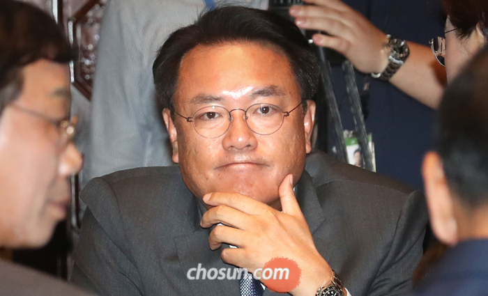 자유한국당 정진석 의원이 26일 국회에서 열린 한국당 의원총회에 참석해 같은 당 의원들의 이야기를 들으며 심각한 표정을 짓고 있다.