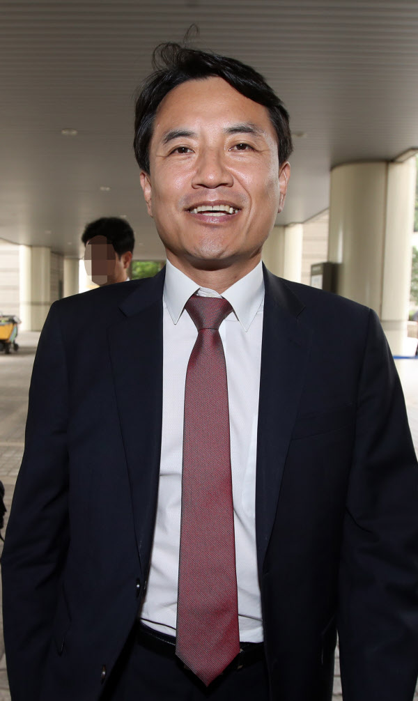 당내 경선 과정에서 허위사실을 공표한 혐의로 1심에서 당선무효형에 해당하는 벌금형을 선고받은 자유한국당 김진태 의원이 27일 오후 서초구 서울고법에서 열린 2심 선고 공판에 출석하고 있다./연합뉴스